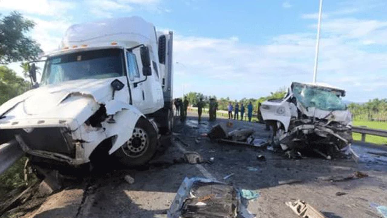 ಭೀಕರ ಅಪಘಾತ : ವರ ಸೇರಿ 13 ಮಂದಿ ಸಾವು ಭೀಕರ ಅಪಘಾತ : ವರ ಸೇರಿ 13 ಮಂದಿ ಸಾವು