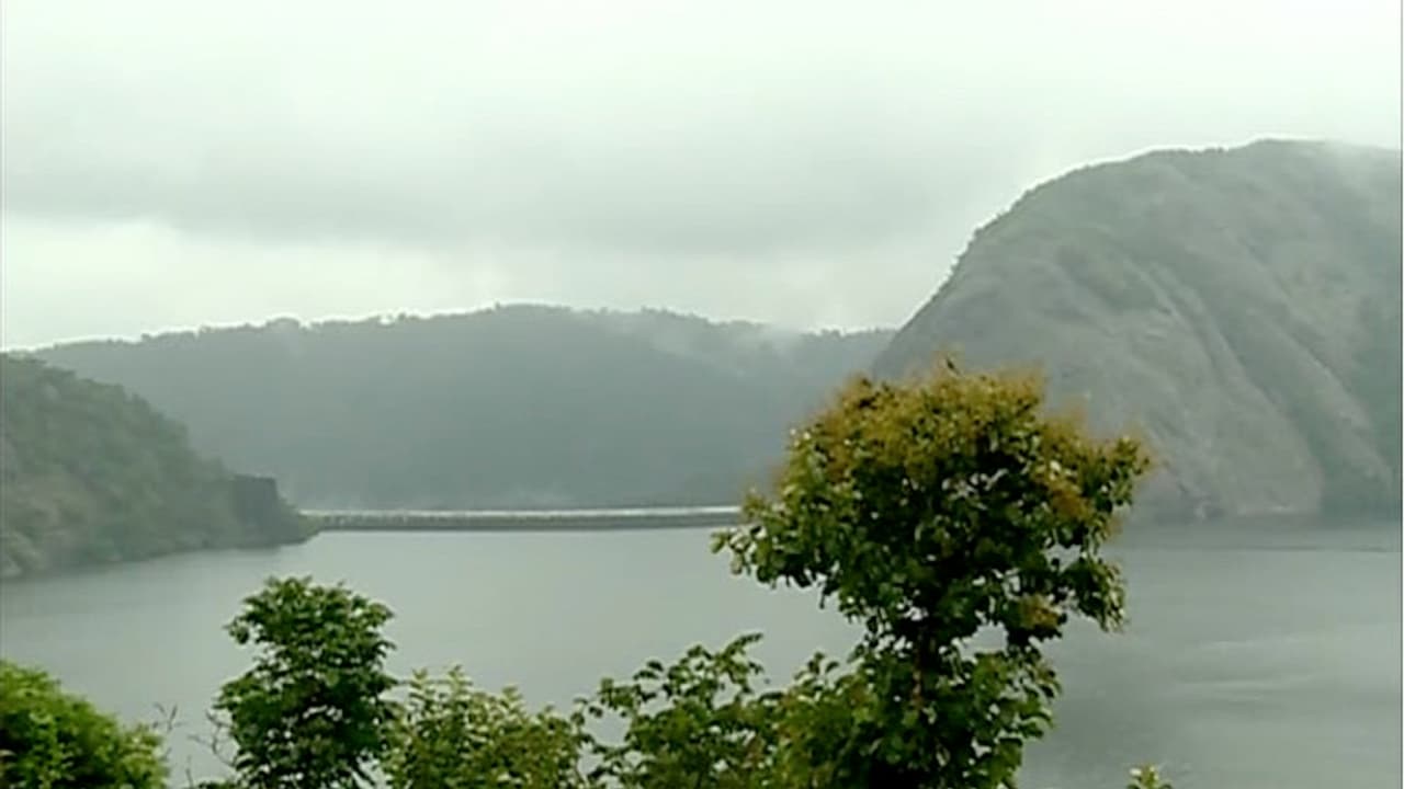 കനത്ത മഴ തുടരുന്നു; ഇടുക്കി ഡാമില് ഇന്നലെ മാത്രം ജലനിരപ്പ് ഉയര്ന്നത് മൂന്നടി കനത്ത മഴ തുടരുന്നു; ഇടുക്കി ഡാമില് ഇന്നലെ മാത്രം ജലനിരപ്പ് ഉയര്ന്നത് മൂന്നടി