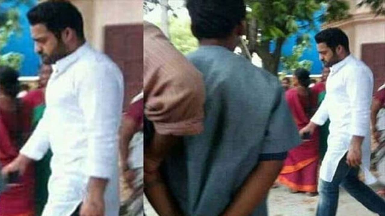 ఖద్దరు కుర్తా వేసిన ఎన్టీఆర్.. 'అరవింద సమేత' సెట్స్ నుండి లీక్! ఖద్దరు కుర్తా వేసిన ఎన్టీఆర్.. 'అరవింద సమేత' సెట్స్ నుండి లీక్!