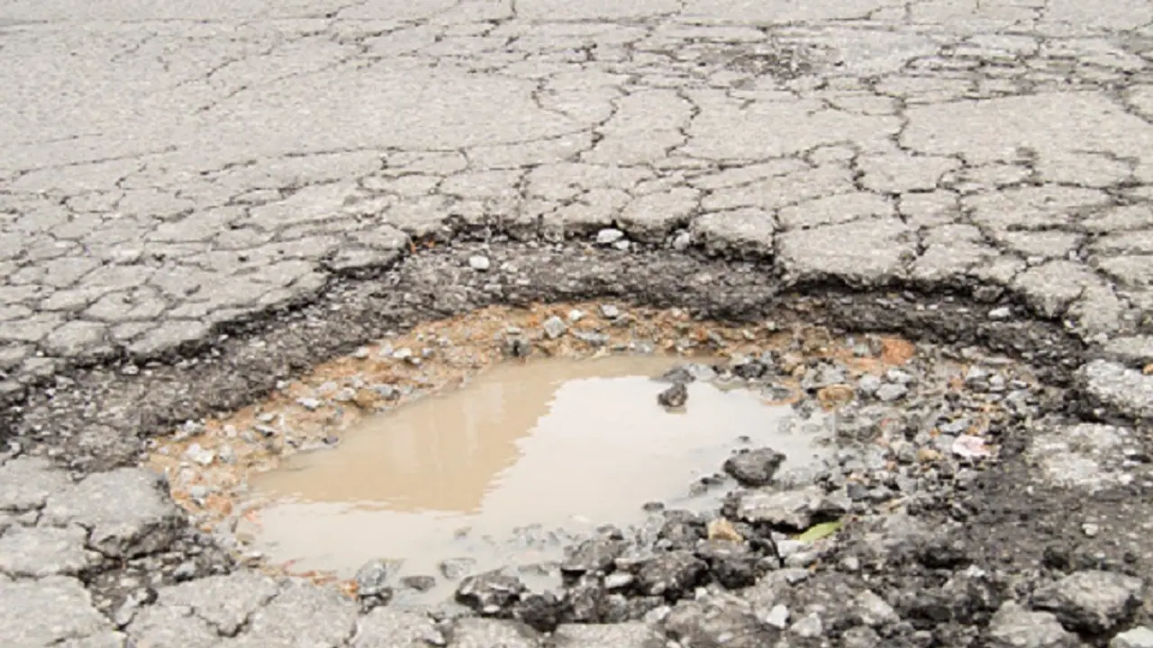 Father fills 556 potholes in Mumbai after losing 16 year old son to municipal apathy