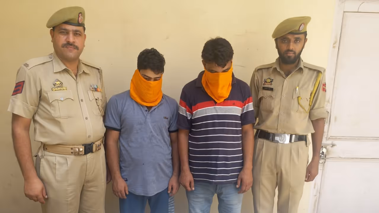 Jammu and Kashmir: Two arrested with heroin worth Rs 1 crore Jammu and Kashmir: Two arrested with heroin worth Rs 1 crore