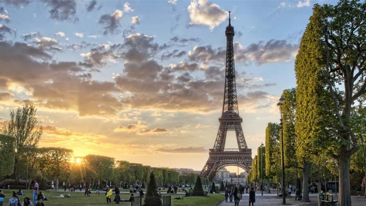 അജ്ഞാതന് ഈഫല് ടവറില് വലിഞ്ഞ് കയറി; പാരിസില് ആശങ്ക അജ്ഞാതന് ഈഫല് ടവറില് വലിഞ്ഞ് കയറി; പാരിസില് ആശങ്ക