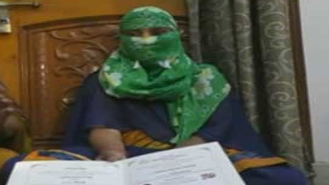 పెళ్లైన నెలకే భార్యను వదిలేసిన ఎన్నారై భర్త, అత్తారింటి ఎదుట బాధితురాలి ఆందోళన పెళ్లైన నెలకే భార్యను వదిలేసిన ఎన్నారై భర్త, అత్తారింటి ఎదుట బాధితురాలి ఆందోళన