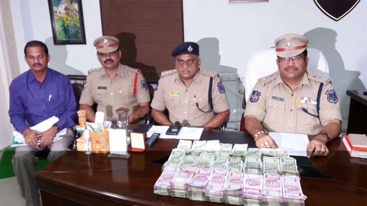 కట్టుకున్న భర్తనే మోసం చేసిన భార్య, రూ.41 లక్షల కోసం.... కట్టుకున్న భర్తనే మోసం చేసిన భార్య, రూ.41 లక్షల కోసం....