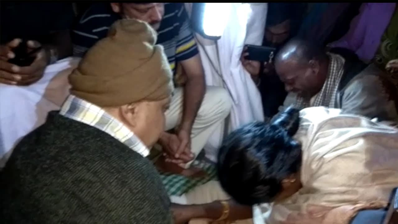 അഭിമന്യുവിന്റെ വീട് സൈമണ് ബ്രിട്ടോ സന്ദര്ശിച്ചു അഭിമന്യുവിന്റെ വീട് സൈമണ് ബ്രിട്ടോ സന്ദര്ശിച്ചു