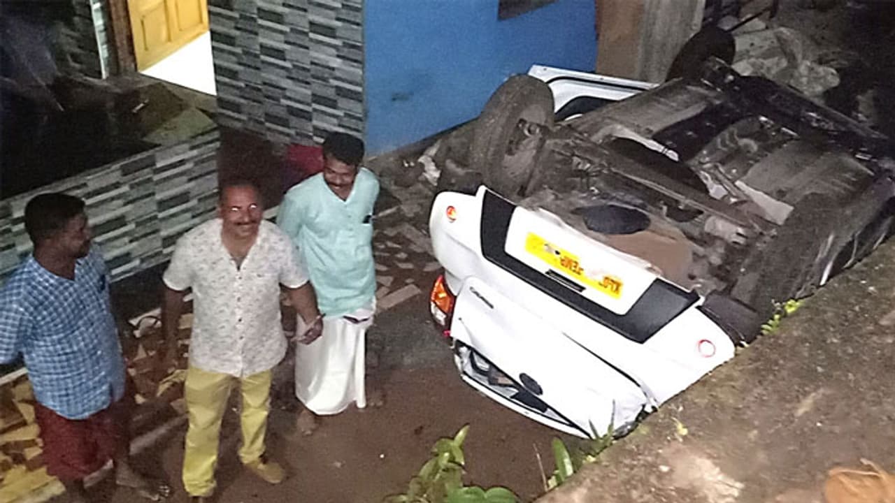 നിയന്ത്രണം വിട്ട കാര് തലകീഴായി വീട്ടുമുറ്റത്തേക്ക് മറിഞ്ഞു നിയന്ത്രണം വിട്ട കാര് തലകീഴായി വീട്ടുമുറ്റത്തേക്ക് മറിഞ്ഞു