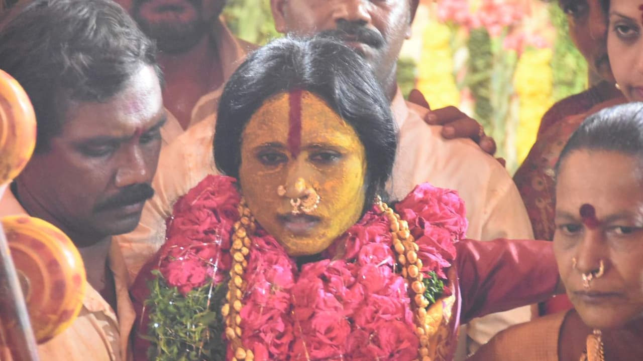 వర్షాలు కురుస్తాయి, అగ్నిప్రమాదాలు జరుగుతాయి.. : భవిష్యవాణి వినిపించిన స్వర్ణలత