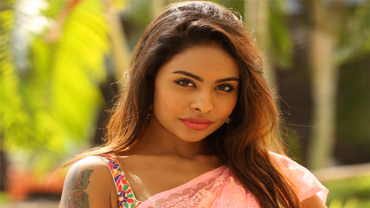 శ్రీరెడ్డి: లారెన్స్ కేవలం మీకోసం అంటూ వల్గర్ వీడియో పోస్ట్ చేసింది! శ్రీరెడ్డి: లారెన్స్ కేవలం మీకోసం అంటూ వల్గర్ వీడియో పోస్ట్ చేసింది!