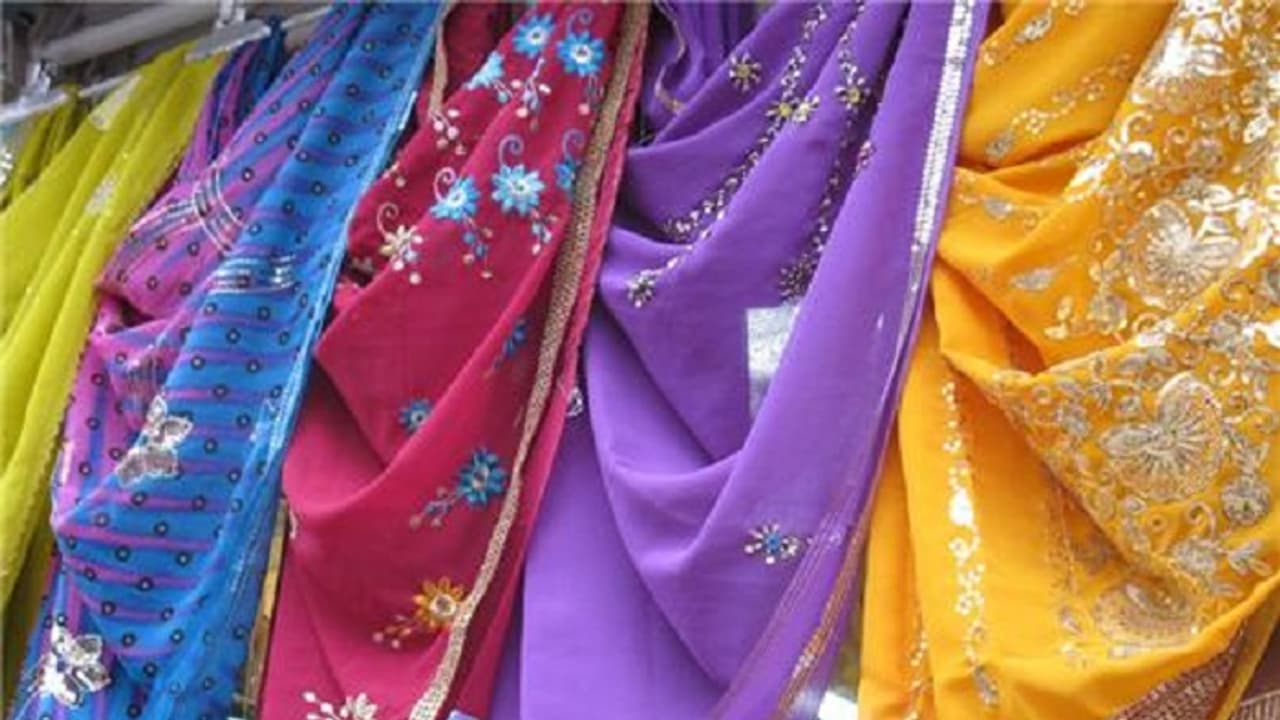 ಉಟ್ಟಿದ ಸೀರೆಯೊಳಗೆ ಸೀರೆಯಿಟ್ಟು 20 ಸೀರೆ ಕದ್ದ ದಂಪತಿ!