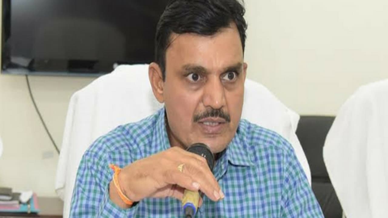 వివాహేతర సంబంధం... ప్రభుత్వ టీచర్పై సస్పెన్షన్ వేటు వివాహేతర సంబంధం... ప్రభుత్వ టీచర్పై సస్పెన్షన్ వేటు