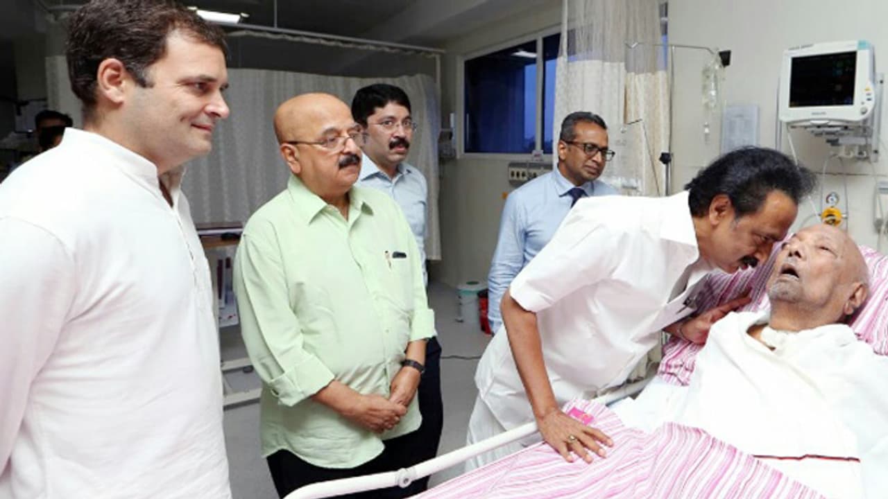 కరుణానిధిని పరామర్శించిన రాహుల్(వీడియో) కరుణానిధిని పరామర్శించిన రాహుల్(వీడియో)