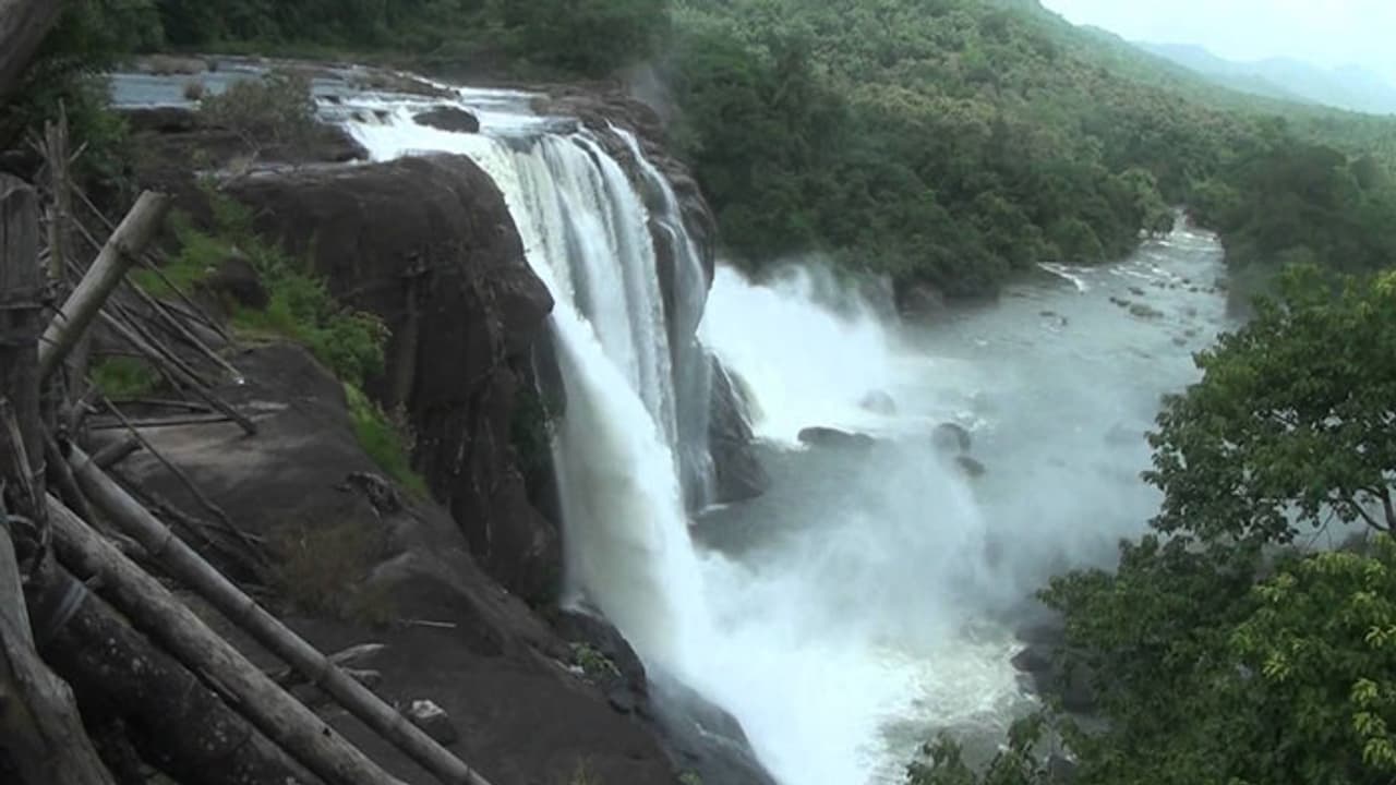 അതിരപ്പിള്ളി അടച്ചു, അതിരപ്പിള്ളി മലക്കപ്പാറ റോഡില്‍ ഗതാഗതനിയന്ത്രണം 