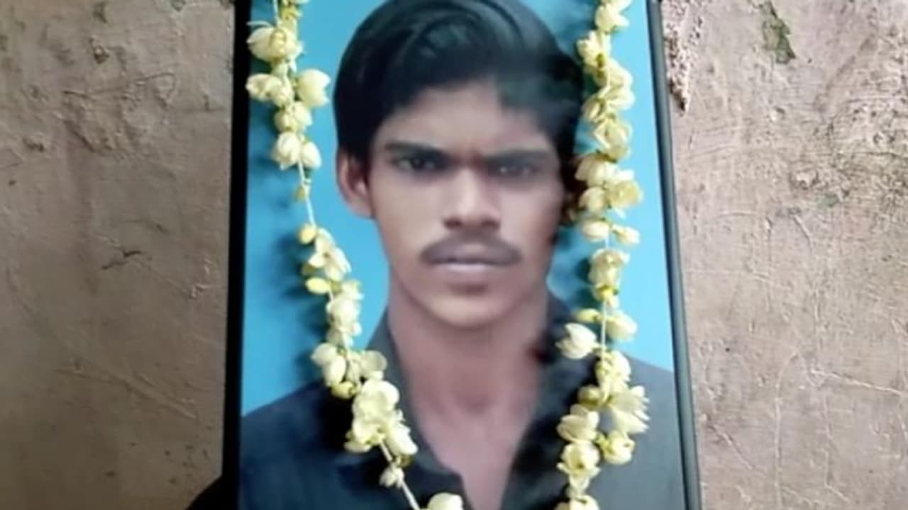 റിമാന്ഡ് പ്രതിയുടെ മരണം; സിബിഐ അന്വേഷിക്കണം പ്രഖ്യാപിക്കാതെ മൃതദേഹം ഏറ്റുവാങ്ങില്ലെന്ന് ബന്ധുക്കള് റിമാന്ഡ് പ്രതിയുടെ മരണം; സിബിഐ അന്വേഷിക്കണം പ്രഖ്യാപിക്കാതെ മൃതദേഹം ഏറ്റുവാങ്ങില്ലെന്ന് ബന്ധുക്കള്