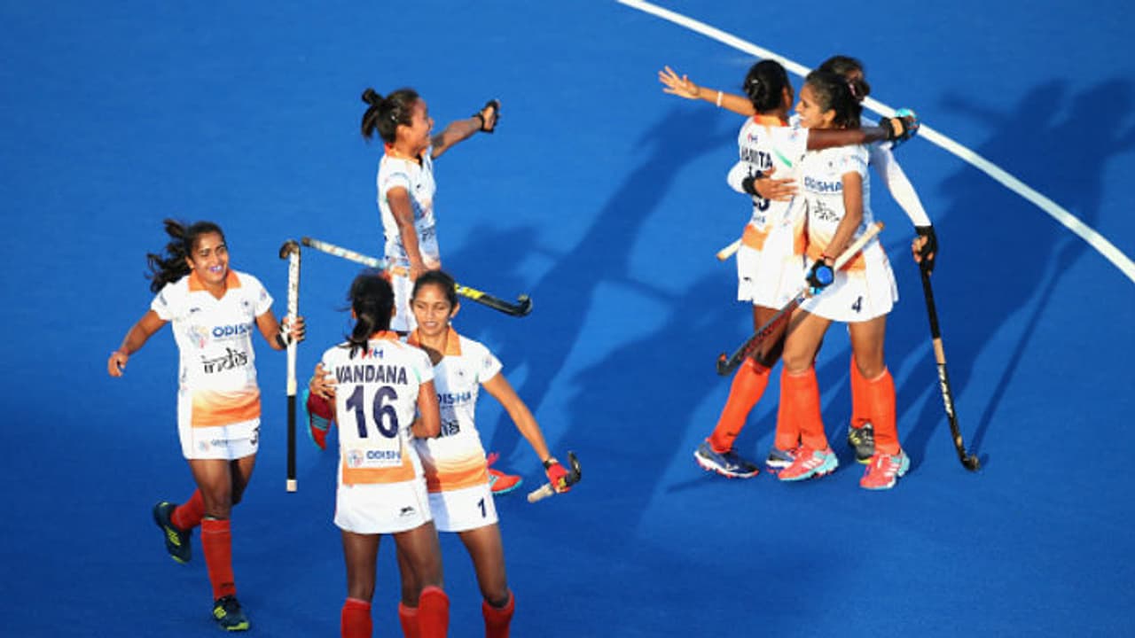ವಿಶ್ವಕಪ್ ಹಾಕಿ: ಕ್ವಾರ್ಟರ್’ಗೆ ಭಾರತದ ವನಿತೆಯರು ವಿಶ್ವಕಪ್ ಹಾಕಿ: ಕ್ವಾರ್ಟರ್’ಗೆ ಭಾರತದ ವನಿತೆಯರು