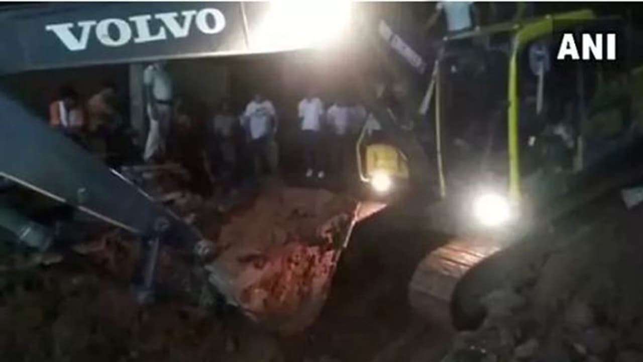 മൂന്ന് വയസുകാരി 110 അടി താഴ്ച്ചയുള്ള കുഴല്ക്കിണറില് വീണു; രക്ഷിക്കാന് ശ്രമം തുടരുന്നു മൂന്ന് വയസുകാരി 110 അടി താഴ്ച്ചയുള്ള കുഴല്ക്കിണറില് വീണു; രക്ഷിക്കാന് ശ്രമം തുടരുന്നു