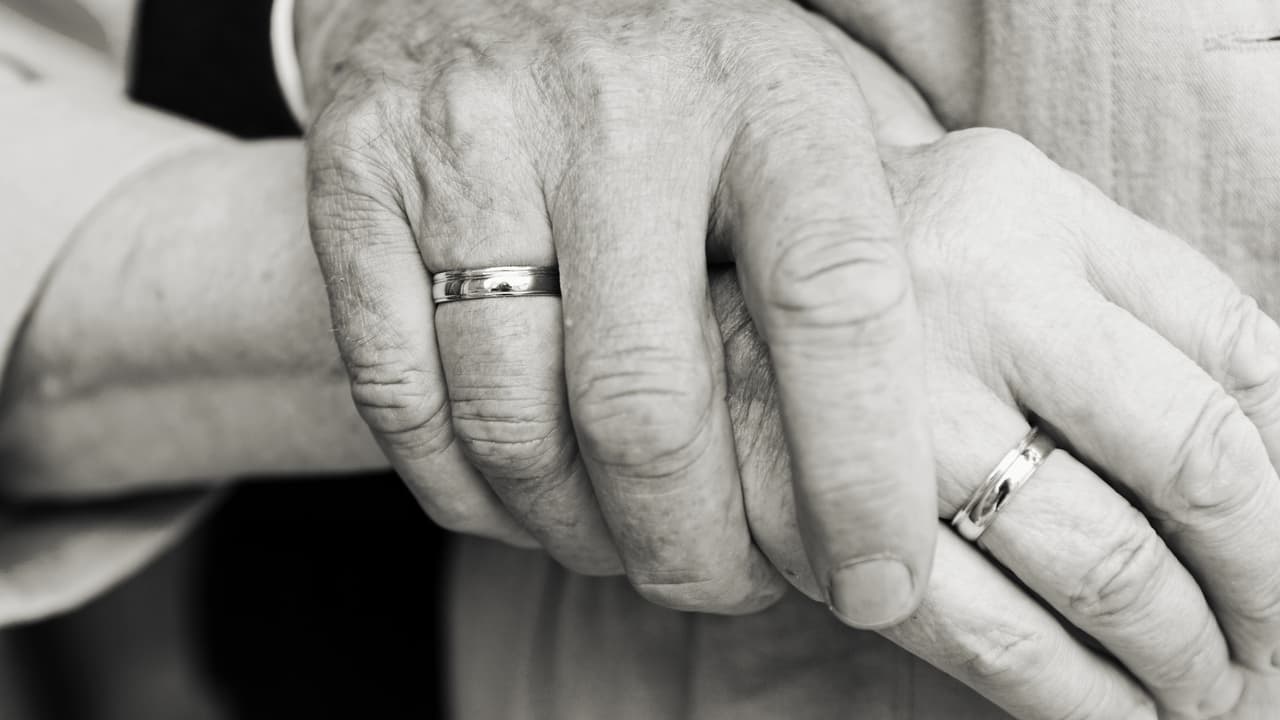 ಪಾಳು ಬಿದ್ದ ಕಟ್ಟಡದಲ್ಲಿ ವೃದ್ಧ ಅಂಧ ದಂಪತಿಯ ಜೀವನ ಪಾಳು ಬಿದ್ದ ಕಟ್ಟಡದಲ್ಲಿ ವೃದ್ಧ ಅಂಧ ದಂಪತಿಯ ಜೀವನ