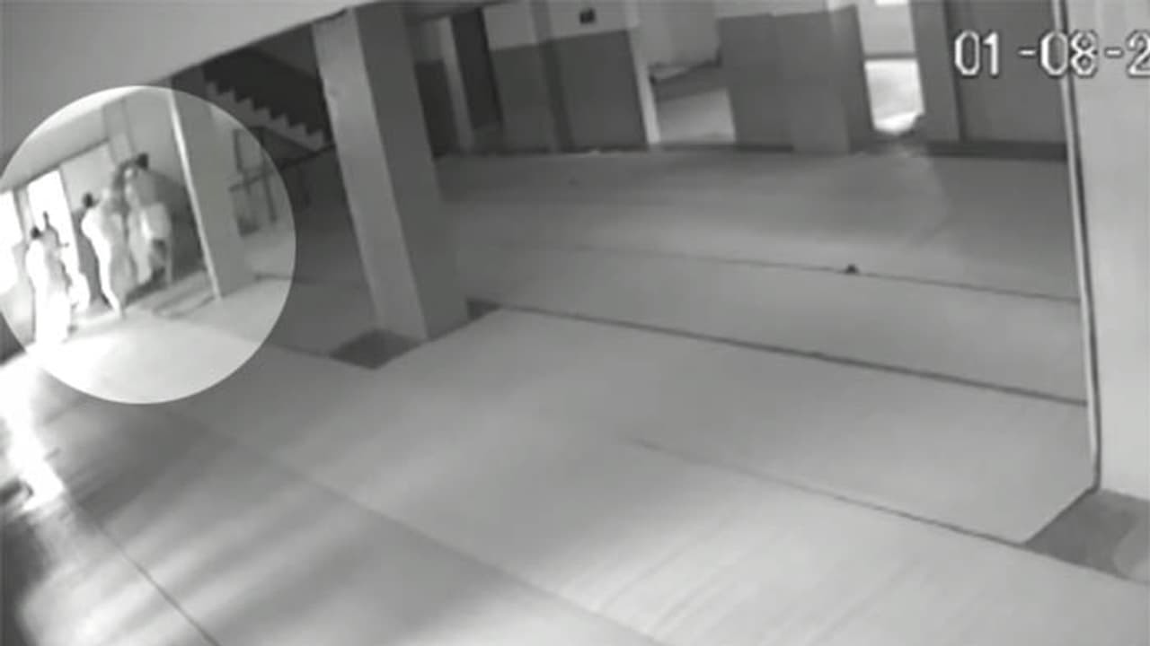 മലപ്പുറത്ത് എപി, ഇകെ വിഭാഗം സുന്നികള് തമ്മില് സംഘര്ഷം പള്ളി കമ്മിറ്റി പ്രസിഡന്റിന് കുത്തേറ്റു മലപ്പുറത്ത് എപി, ഇകെ വിഭാഗം സുന്നികള് തമ്മില് സംഘര്ഷം പള്ളി കമ്മിറ്റി പ്രസിഡന്റിന് കുത്തേറ്റു