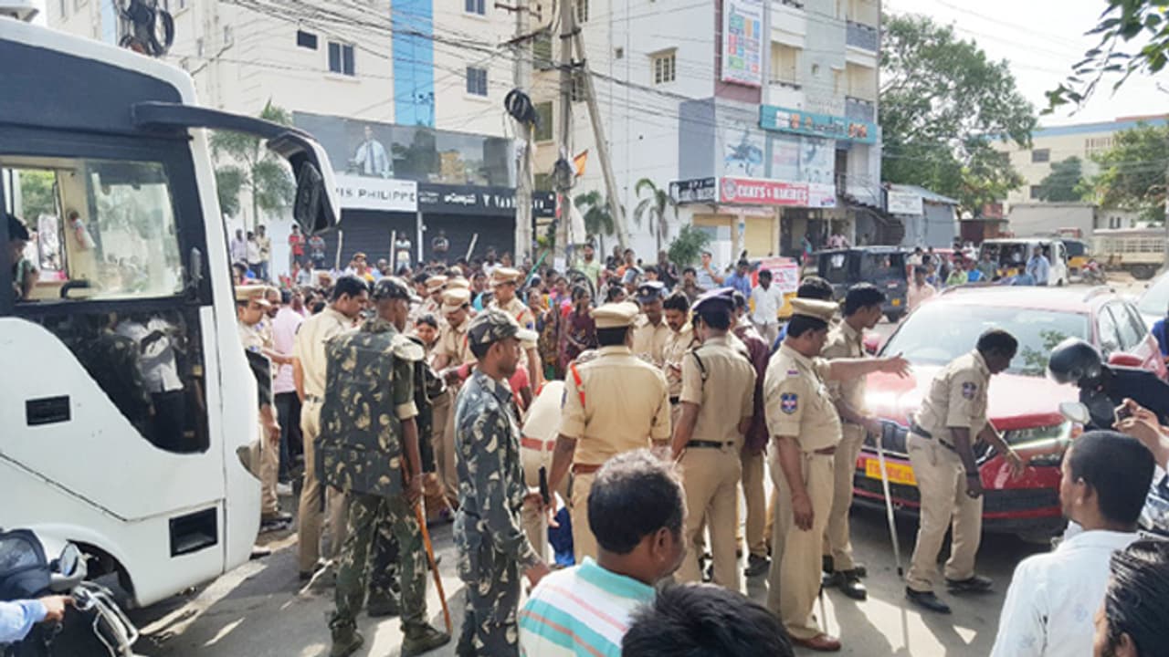 కారంపొడి, రాళ్లతో పోలీసులపై దాడికిదిగిన భూకబ్జాధారులు, ఎస్సైకి తీవ్ర గాయాలు కారంపొడి, రాళ్లతో పోలీసులపై దాడికిదిగిన భూకబ్జాధారులు, ఎస్సైకి తీవ్ర గాయాలు