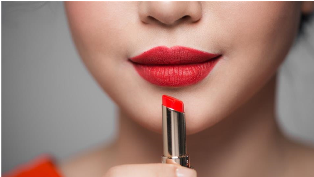 গাঢ় রঙের লিপস্টিক বেশি পছন্দ, ব্যবহারের আগে জেনে নিন এই বিষয়গুলি গাঢ় রঙের লিপস্টিক বেশি পছন্দ, ব্যবহারের আগে জেনে নিন এই বিষয়গুলি
