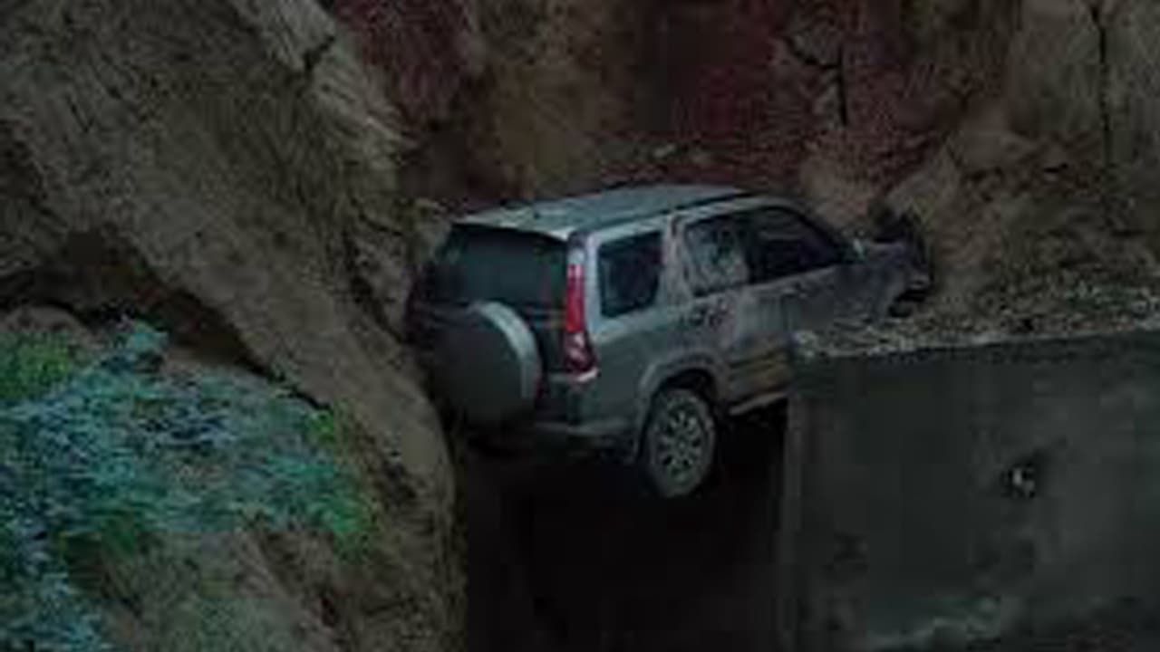 20 അടി താഴ്ചയിലേക്ക് വീണ് എസ്യുവി; യാത്രക്കാര് രക്ഷപ്പെട്ടത് തലനാരിഴയ്ക്ക് 20 അടി താഴ്ചയിലേക്ക് വീണ് എസ്യുവി; യാത്രക്കാര് രക്ഷപ്പെട്ടത് തലനാരിഴയ്ക്ക്