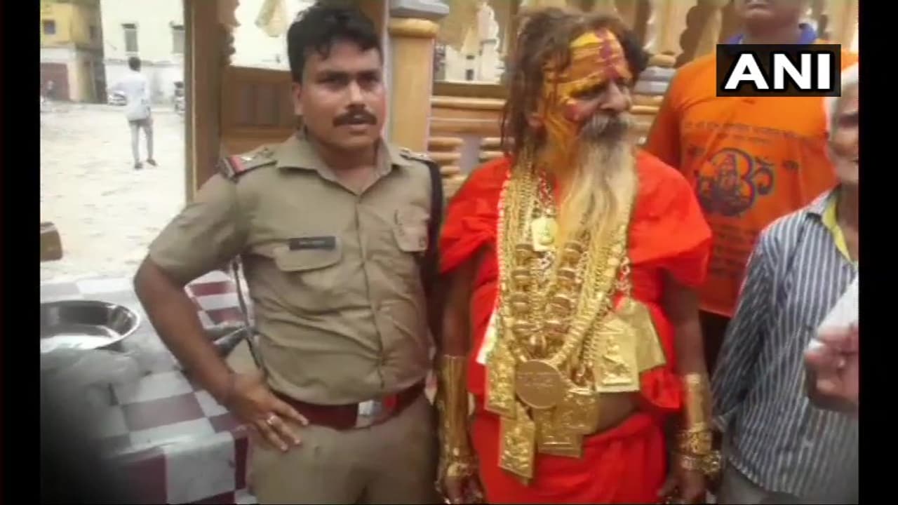 ಮತ್ತೆ ತೀರ್ಥಯಾತ್ರೆ ಹೊರಟ ಗೋಲ್ಡನ್ ಬಾಬಾ: ಮೈತುಂಬಾ ಚಿನ್ನ! ಮತ್ತೆ ತೀರ್ಥಯಾತ್ರೆ ಹೊರಟ ಗೋಲ್ಡನ್ ಬಾಬಾ: ಮೈತುಂಬಾ ಚಿನ್ನ!