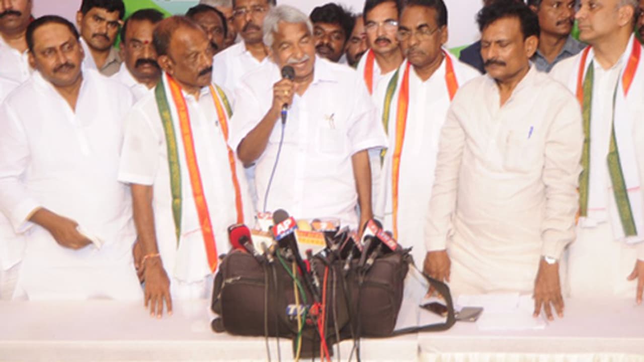 ఏ పార్టీతోనూ పొత్తు లేదు, మరిన్ని చేరికలు: ఉమెన్ చాందీ ఏ పార్టీతోనూ పొత్తు లేదు, మరిన్ని చేరికలు: ఉమెన్ చాందీ