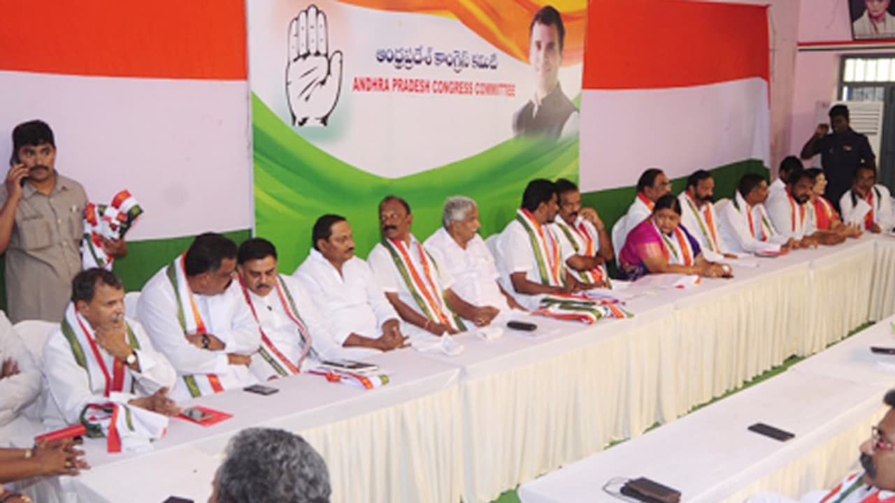 ఏపీలో కాంగ్రెస్ ప్లాన్ ఇదే: కిరణ్ వ్యూహం ఫలించేనా? ఏపీలో కాంగ్రెస్ ప్లాన్ ఇదే: కిరణ్ వ్యూహం ఫలించేనా?