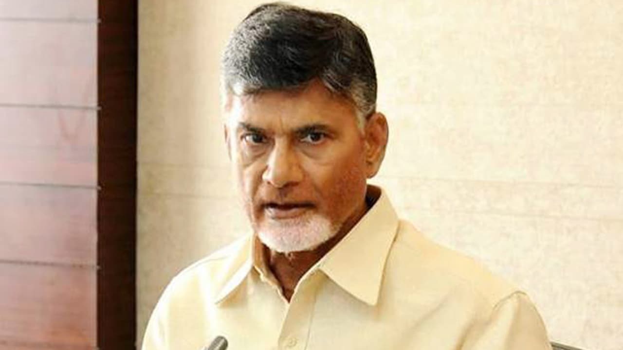 ఆ నిధుల గురించి పవన్ ఎందుకు ప్రశ్నించడం లేదు: బాబు ఆ నిధుల గురించి పవన్ ఎందుకు ప్రశ్నించడం లేదు: బాబు