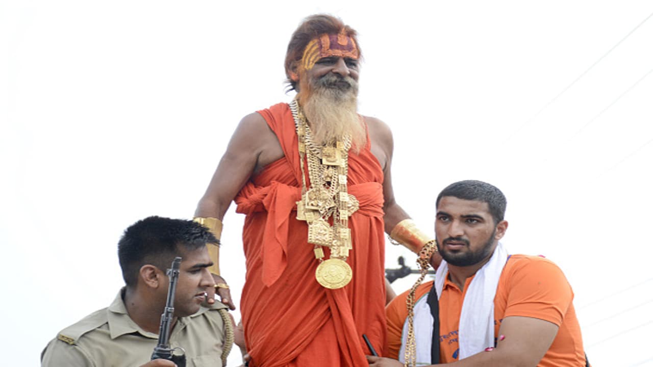 20 ಕೆಜಿ ಚಿನ್ನ ಧರಿಸಿ ಯಾತ್ರೆಗೆ ಹೊರಟ ಬಾಬಾ 20 ಕೆಜಿ ಚಿನ್ನ ಧರಿಸಿ ಯಾತ್ರೆಗೆ ಹೊರಟ ಬಾಬಾ