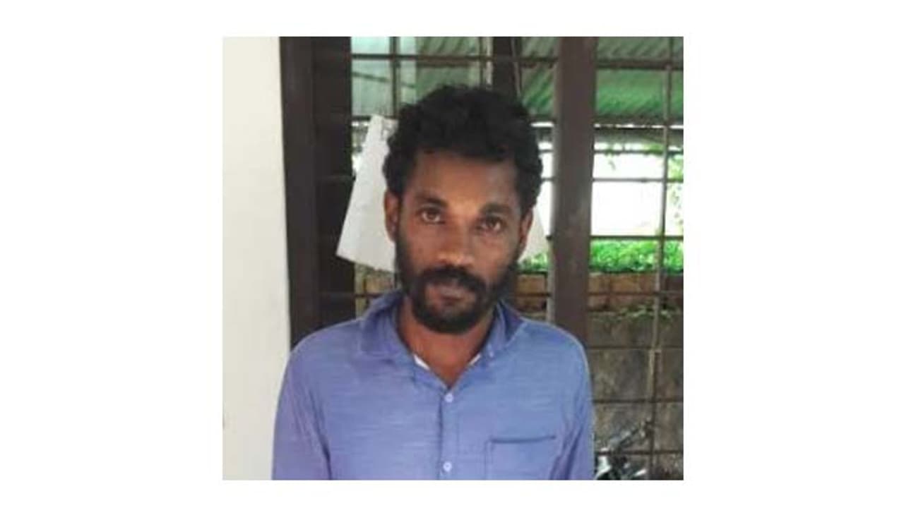 ഒരു കിലോ ഗ്രാം കഞ്ചാവുമായി കര്ണ്ണാടക സ്വദേശി അറസ്റ്റിൽ ഒരു കിലോ ഗ്രാം കഞ്ചാവുമായി കര്ണ്ണാടക സ്വദേശി അറസ്റ്റിൽ