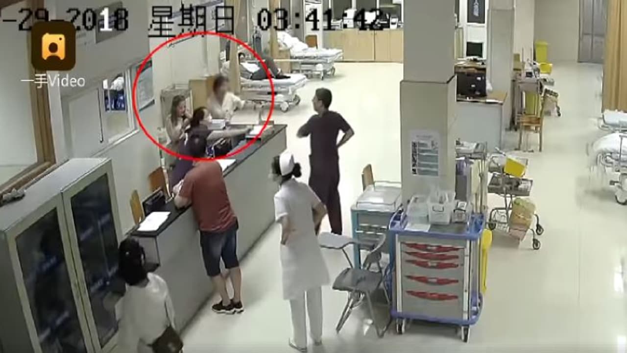 പാമ്പുകടിയേറ്റ് ചികിത്സയ്ക്കെത്തിയ യുവതിയെ കണ്ട് പേടിച്ച് ആശുപത്രിക്കാര്; വീഡിയോ കാണാം... പാമ്പുകടിയേറ്റ് ചികിത്സയ്ക്കെത്തിയ യുവതിയെ കണ്ട് പേടിച്ച് ആശുപത്രിക്കാര്; വീഡിയോ കാണാം...