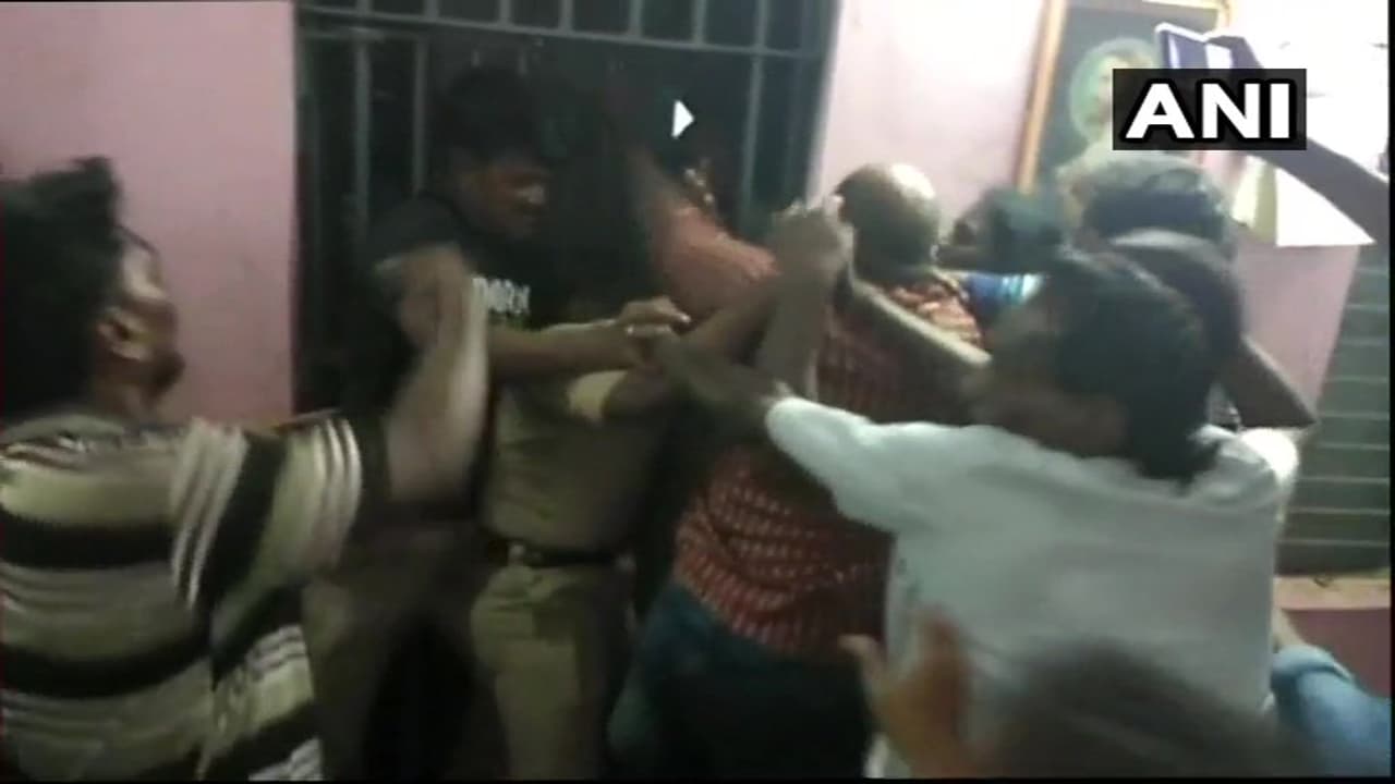 పోలీసు స్టేషన్ పై దాడి: ఎస్సైని, పోలీసులను చితకబాదారు పోలీసు స్టేషన్ పై దాడి: ఎస్సైని, పోలీసులను చితకబాదారు