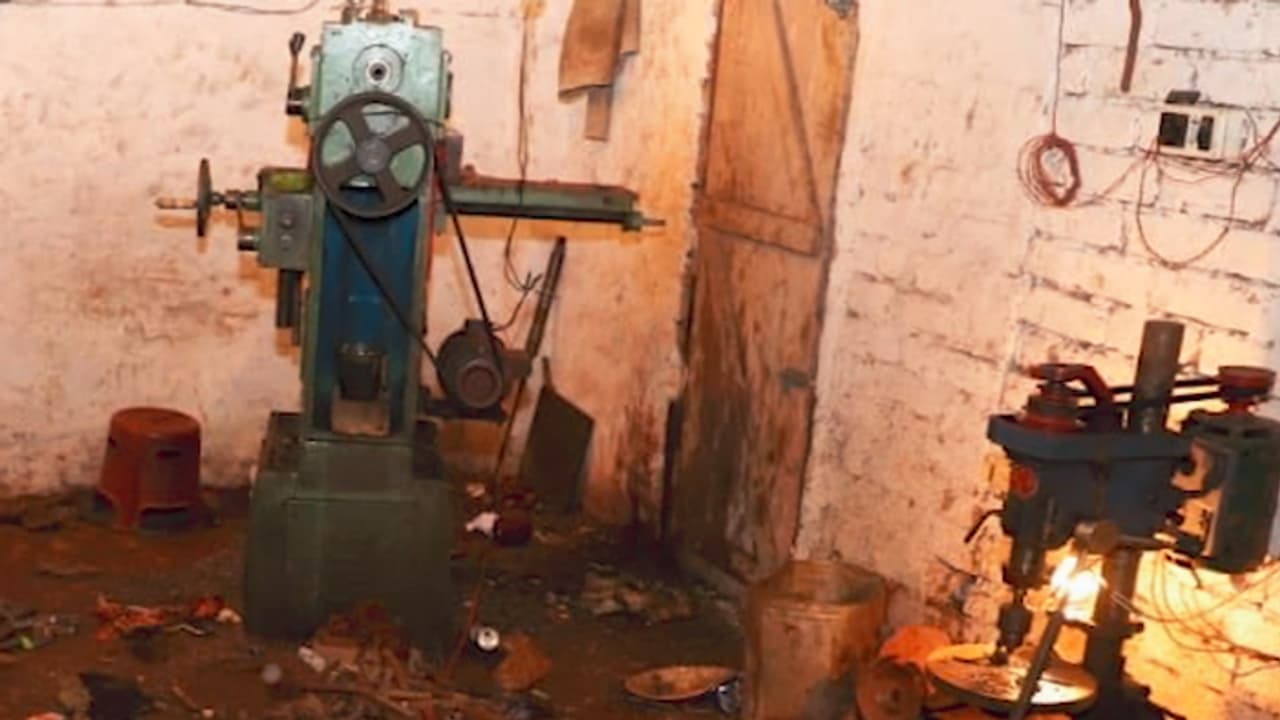 బెంగాల్ జిహాద్ ఫ్యాక్టరీ: లడ్డూ షాప్ వెనక ఆయుధాల ఫ్యాక్టరీ(వీడియో) బెంగాల్ జిహాద్ ఫ్యాక్టరీ: లడ్డూ షాప్ వెనక ఆయుధాల ఫ్యాక్టరీ(వీడియో)