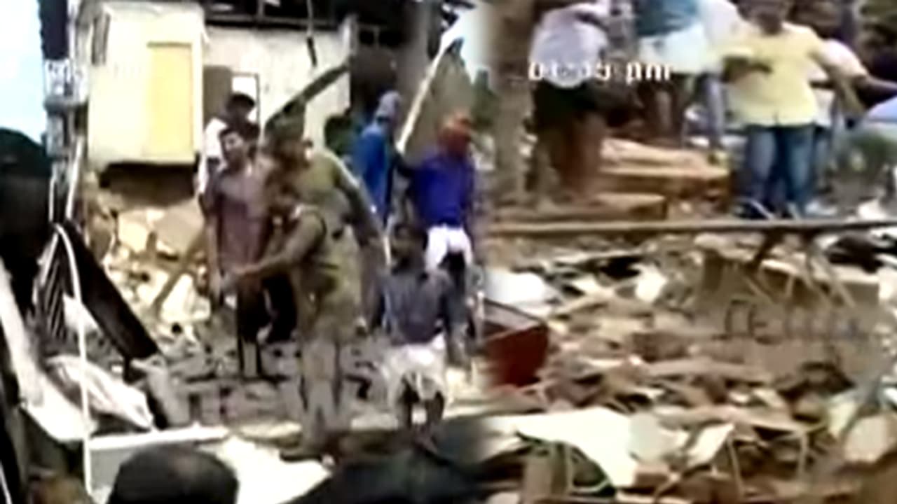 പാലക്കാട് ഇരുനില കെട്ടിട്ടം തകര്ന്നു വീണു:നിരവധിയാളുകള് കുടുങ്ങി കിടക്കുന്നു പാലക്കാട് ഇരുനില കെട്ടിട്ടം തകര്ന്നു വീണു:നിരവധിയാളുകള് കുടുങ്ങി കിടക്കുന്നു