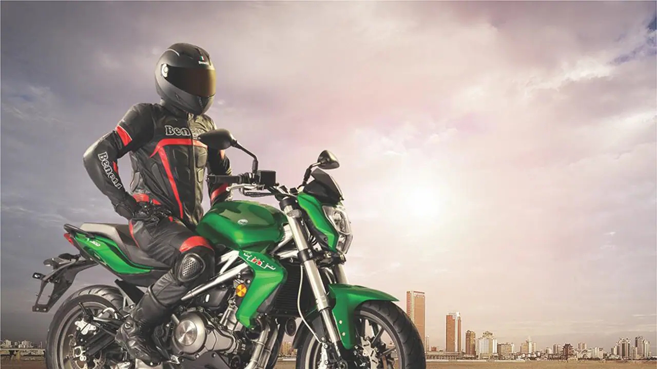 ಬೈಕ್ ನಿಲ್ಲಿಸಿದ ಪೊಲೀಸರು ದಾಖಲೆ ಬದಲು ದುಬಾರಿ ಬೈಕ್ ಬಗ್ಗೆಯೇ ಕೇಳಿದ್ರು!