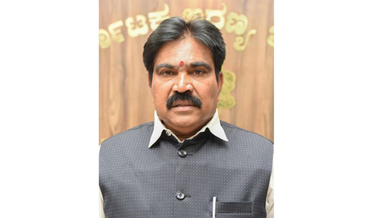 ಅನರ್ಹ ಶಾಸಕಗೆ ಇಲ್ಲ ಬಿಜೆಪಿ ಟಿಕೆಟ್ : ಈಶ್ವರಪ್ಪ ಪುತ್ರನ ಕಣಕ್ಕಿಳಿಸಲು ಪ್ಲಾನ್ ಅನರ್ಹ ಶಾಸಕಗೆ ಇಲ್ಲ ಬಿಜೆಪಿ ಟಿಕೆಟ್ : ಈಶ್ವರಪ್ಪ ಪುತ್ರನ ಕಣಕ್ಕಿಳಿಸಲು ಪ್ಲಾನ್