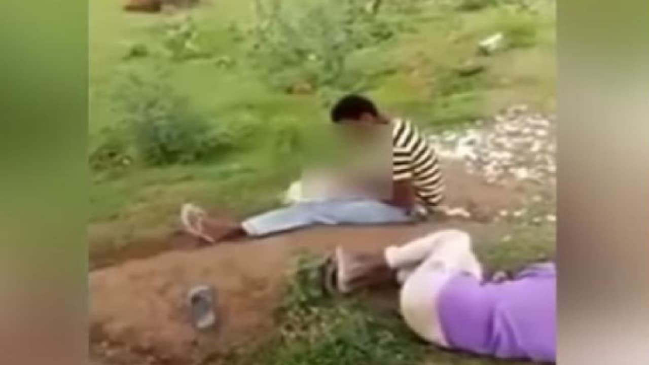 മദ്യപിച്ച് ബോധം പോയ യുവാവ് വഴിയിലിരുന്ന് കഴിച്ചതെന്തെന്നോ... മദ്യപിച്ച് ബോധം പോയ യുവാവ് വഴിയിലിരുന്ന് കഴിച്ചതെന്തെന്നോ...