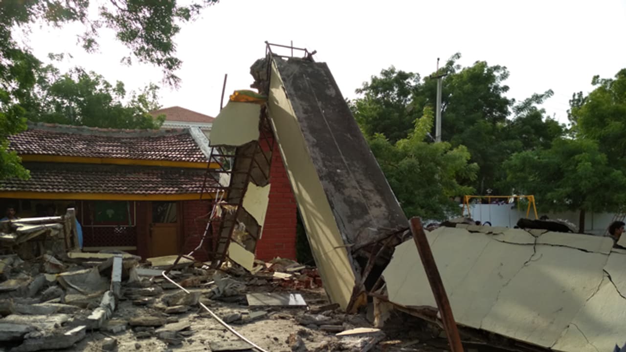 ఇద్దరు చిన్నారులు మృతి: స్కూల్ సీజ్, జీహెచ్ఎంసీ నోటీసులు