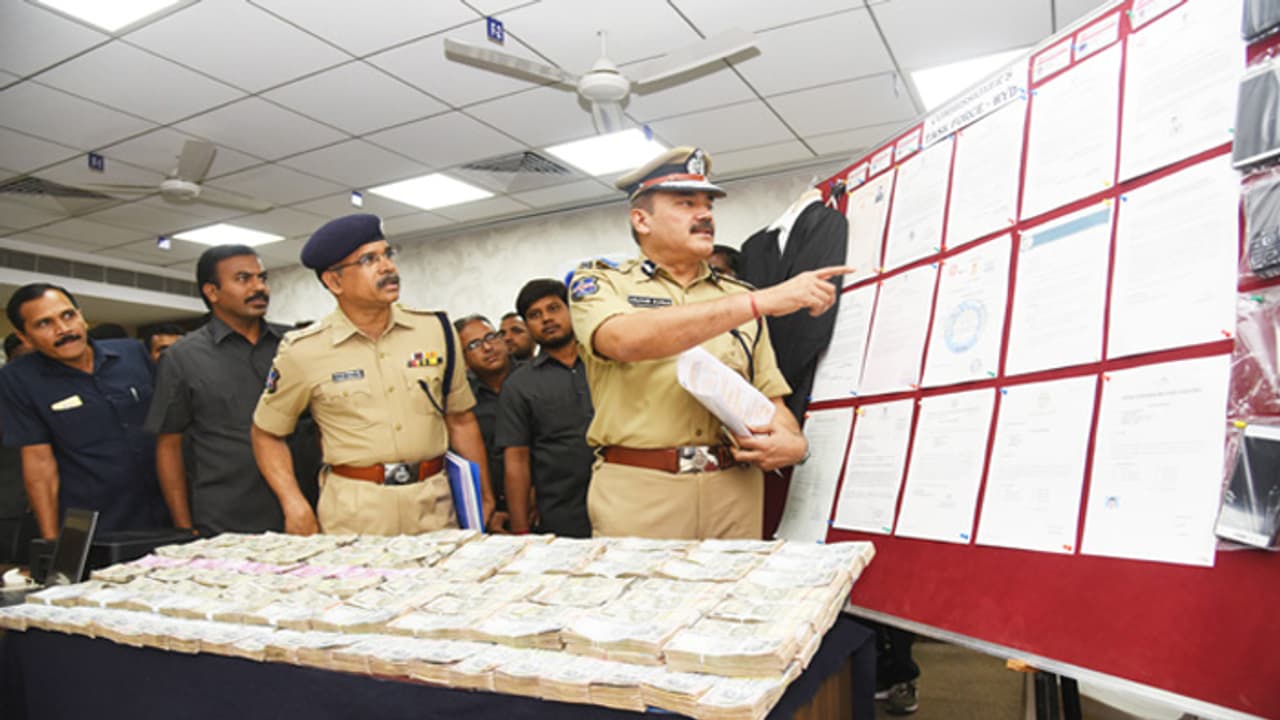 ప్రభుత్వ ఉద్యోగాల పేరిట ఘరానా మోసం... పోలీసులకు చిక్కిన రెండు ముఠాలు