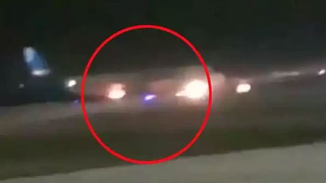 യാത്രക്കാരുമായി ലാന്റ് ചെയ്യുന്നതിനിടെ വിമാനത്തിന്റെ എഞ്ചിന് തീപിടിച്ചു യാത്രക്കാരുമായി ലാന്റ് ചെയ്യുന്നതിനിടെ വിമാനത്തിന്റെ എഞ്ചിന് തീപിടിച്ചു