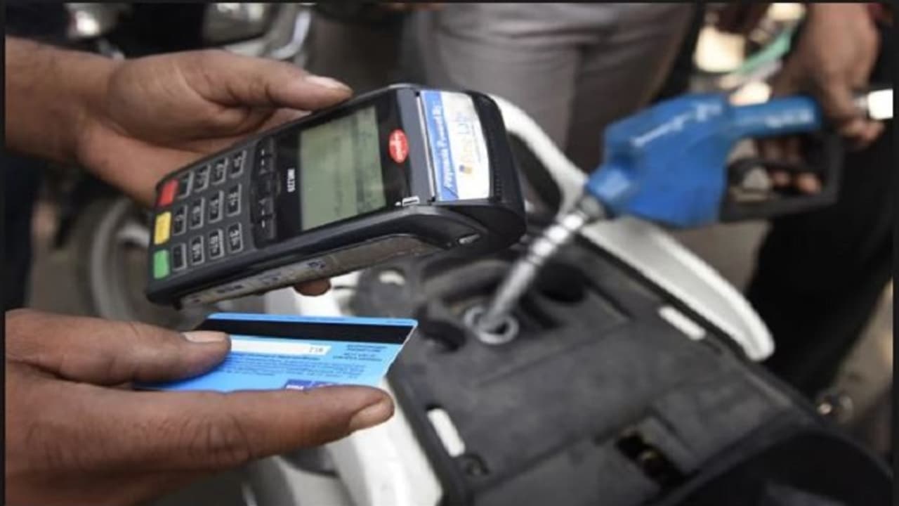 ಪೆಟ್ರೋಲ್ ಬಂಕ್ ನಲ್ಲಿ ಡಿಜಿಟಲ್ ಪೇಮೆಂಟ್: ಡಿಸ್ಕೌಂಟ್ ಗೆ ಕೊಕ್ಕೆ! ಪೆಟ್ರೋಲ್ ಬಂಕ್ ನಲ್ಲಿ ಡಿಜಿಟಲ್ ಪೇಮೆಂಟ್: ಡಿಸ್ಕೌಂಟ್ ಗೆ ಕೊಕ್ಕೆ!