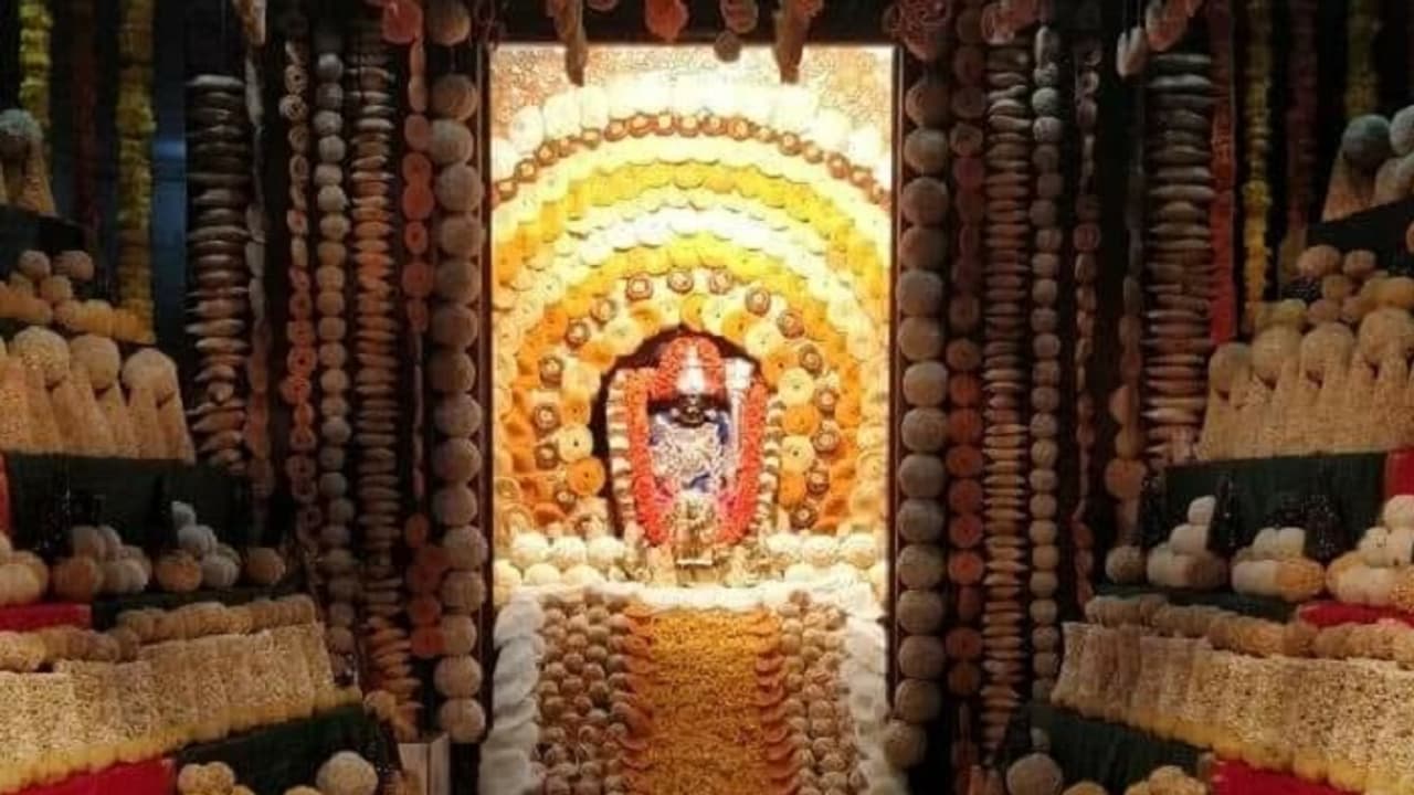 ಚಾಮುಂಡೇಶ್ವರಿಗೆ ತಿಂಡಿ ಅಲಂಕಾರ... ಚಾಮುಂಡೇಶ್ವರಿಗೆ ತಿಂಡಿ ಅಲಂಕಾರ...