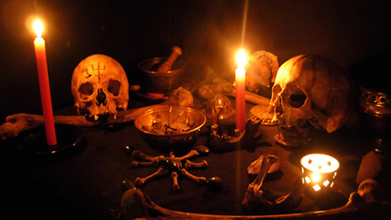 మంత్రగత్తె అనే నెపంతో మహిళను వివస్త్రను చేసి, ఊరేగించి.. సోషల్ మీడియాలో వైరల్.. మంత్రగత్తె అనే నెపంతో మహిళను వివస్త్రను చేసి, ఊరేగించి.. సోషల్ మీడియాలో వైరల్..