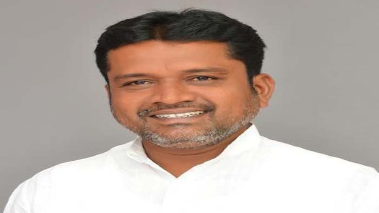 పుట్టమధు చుట్టూ బిగిస్తున్న ఉచ్చు: 12 బ్యాంకు ఖాతాల ద్వారా రూ. 2 కోట్ల నగదు బదిలీ పుట్టమధు చుట్టూ బిగిస్తున్న ఉచ్చు: 12 బ్యాంకు ఖాతాల ద్వారా రూ. 2 కోట్ల నగదు బదిలీ