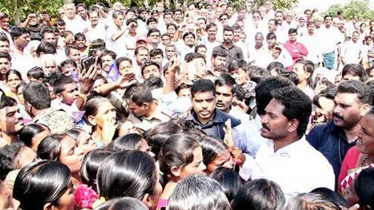 జగన్ను వెంటాడుతున్న కాపులు.. పాదయాత్రకు నిరసన సెగ జగన్ను వెంటాడుతున్న కాపులు.. పాదయాత్రకు నిరసన సెగ