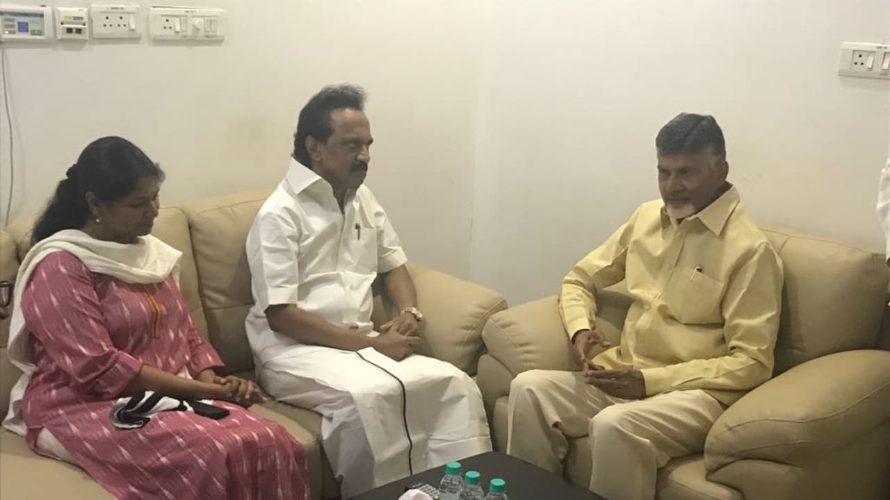 చెన్నైకి చేరుకున్న చంద్రబాబు, డీఎంకే అధినేత కరుణానిధికి పరామర్శ చెన్నైకి చేరుకున్న చంద్రబాబు, డీఎంకే అధినేత కరుణానిధికి పరామర్శ