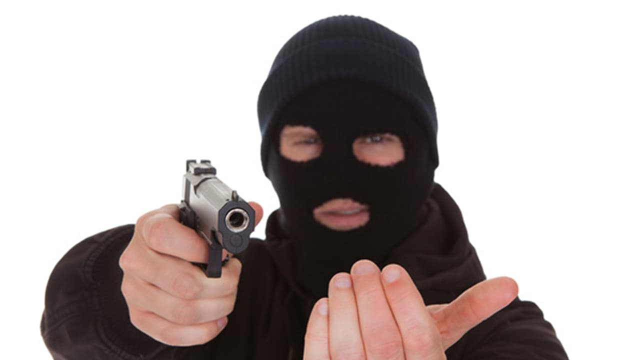 డబ్బు ఇస్తావా..? కాల్చమంటావా.?.. ఢిల్లీలో తుపాకీతో బెదిరించి రూ.70 లక్షలు దోపిడి డబ్బు ఇస్తావా..? కాల్చమంటావా.?.. ఢిల్లీలో తుపాకీతో బెదిరించి రూ.70 లక్షలు దోపిడి