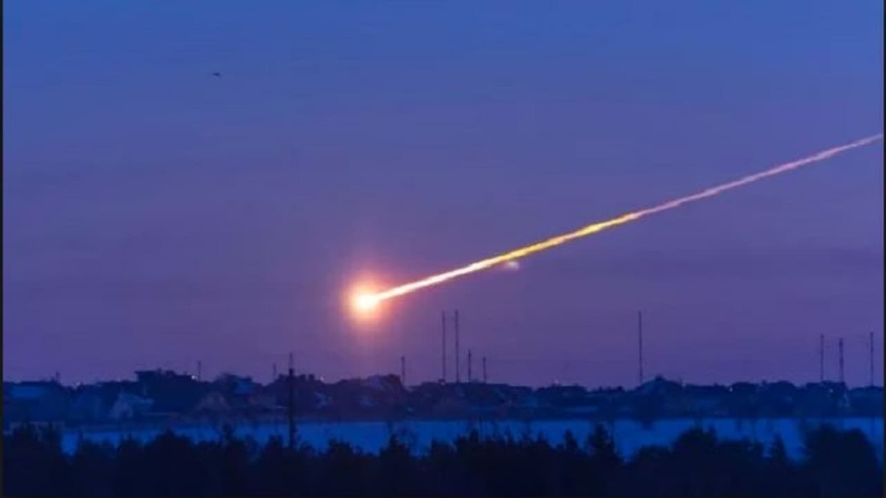 ವಾಯುನೆಲೆ ಮೆಲೆ ಬಿದ್ದ ಉಲ್ಕೆ: ತುಟಿ ಬಿಚ್ಚದ ವಾಯುಸೇನೆ! ವಾಯುನೆಲೆ ಮೆಲೆ ಬಿದ್ದ ಉಲ್ಕೆ: ತುಟಿ ಬಿಚ್ಚದ ವಾಯುಸೇನೆ!