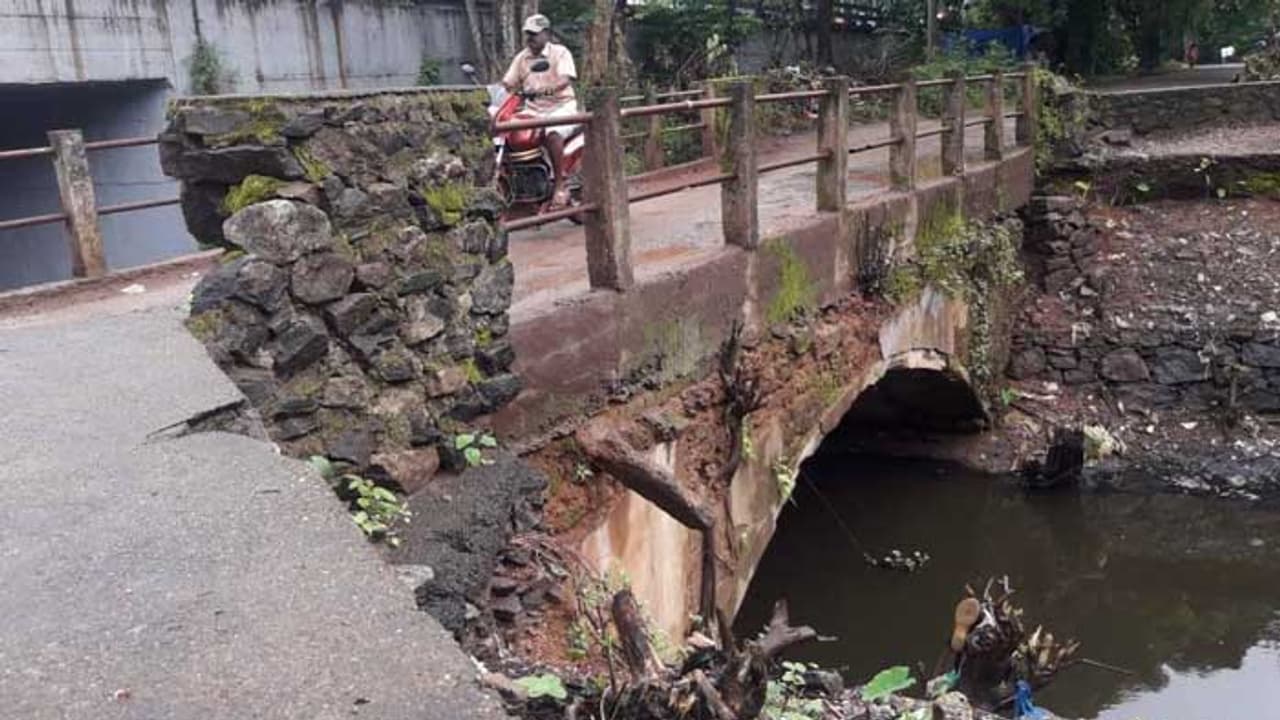 നൂറ് വര്ഷത്തിലേറെ പഴക്കമുള്ള പാലം അപകടാവസ്ഥയില് നൂറ് വര്ഷത്തിലേറെ പഴക്കമുള്ള പാലം അപകടാവസ്ഥയില്