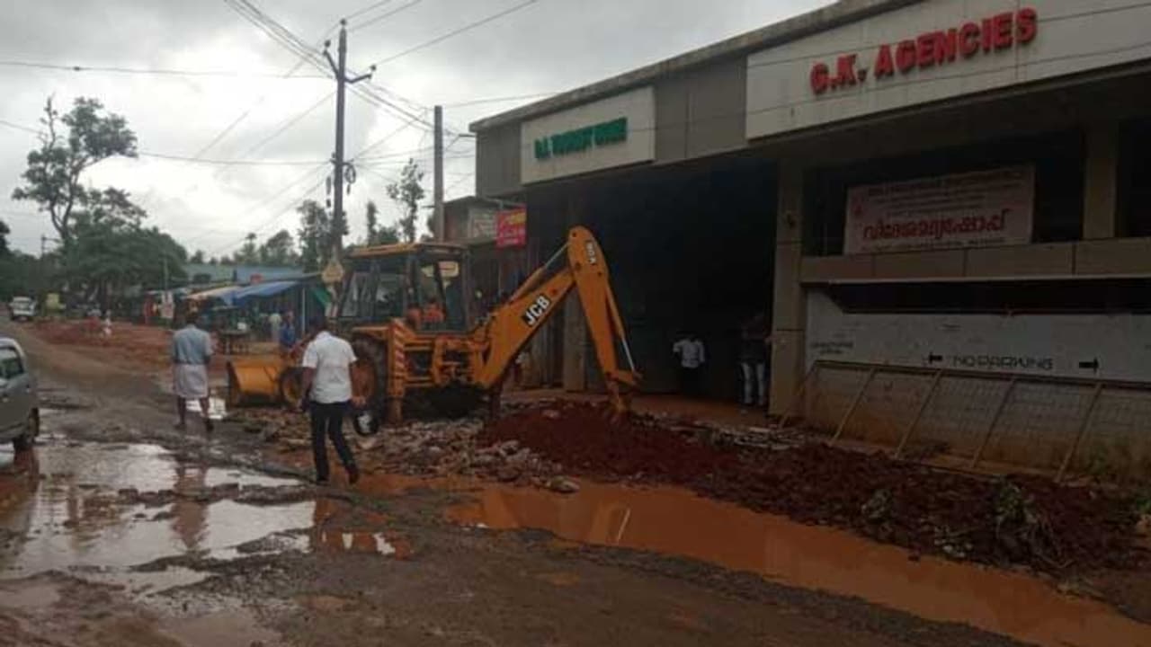 അമ്പലവയല് ബിവറേജിന് മുന്നിലെ കൈയ്യേറ്റം ഒഴിപ്പിക്കല് തുടങ്ങി അമ്പലവയല് ബിവറേജിന് മുന്നിലെ കൈയ്യേറ്റം ഒഴിപ്പിക്കല് തുടങ്ങി